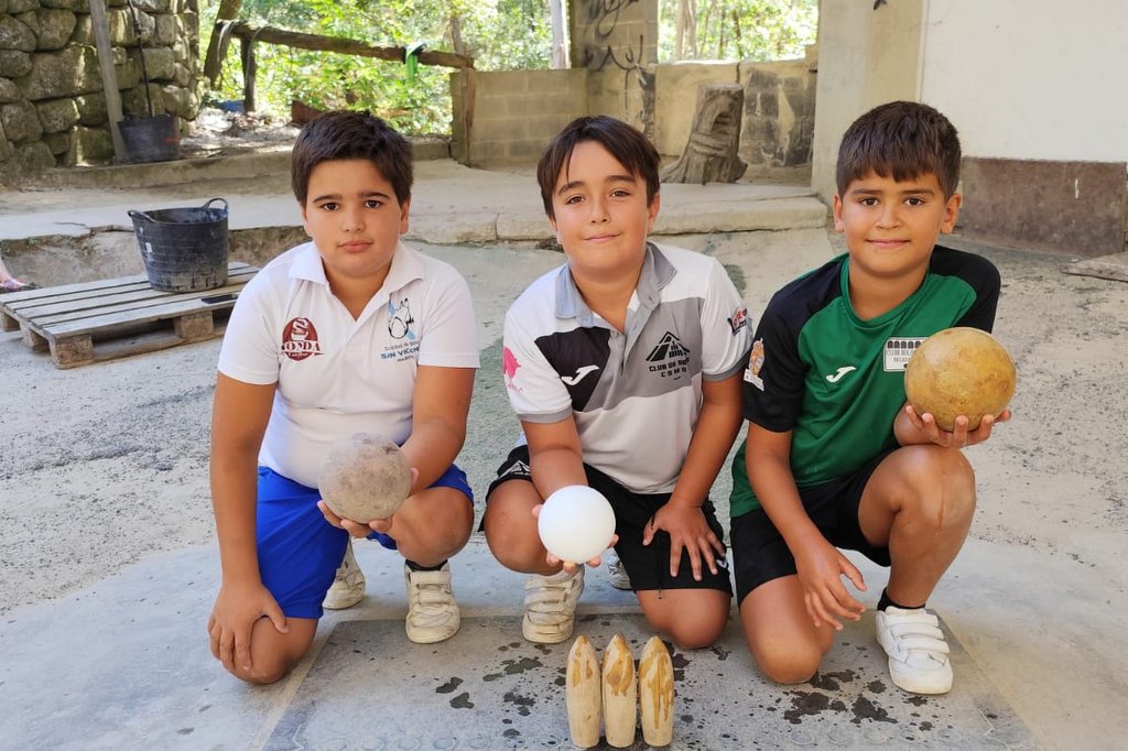 FOTO: FEDERACIÓN GALLEGA DE BOLOS // Podio benjamín (Afonso, Claudio y Kevin).