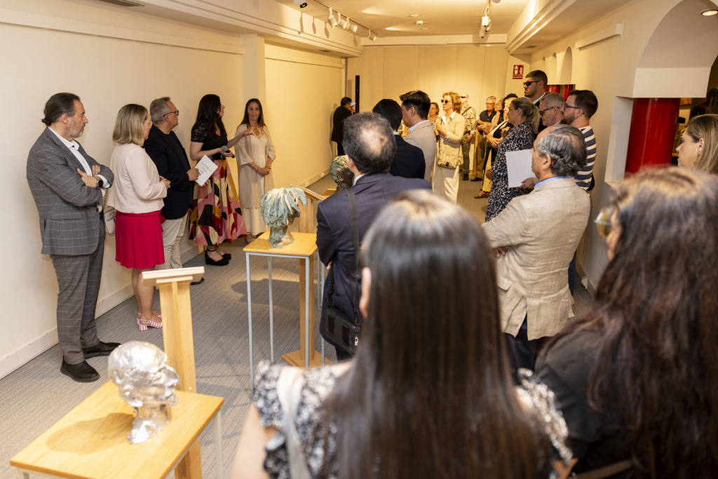 2025-06-12 – Un momento de la inauguración de la exposición de Cristina ...